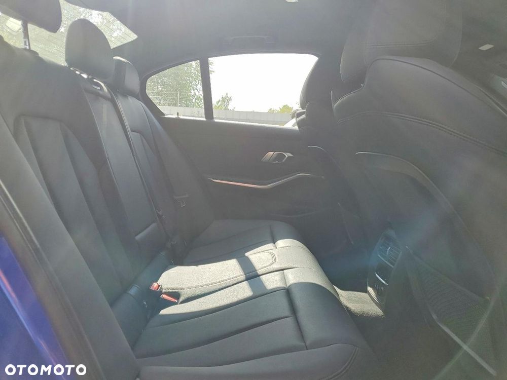 BMW Seria 3 330i xDrive M Sport - 10