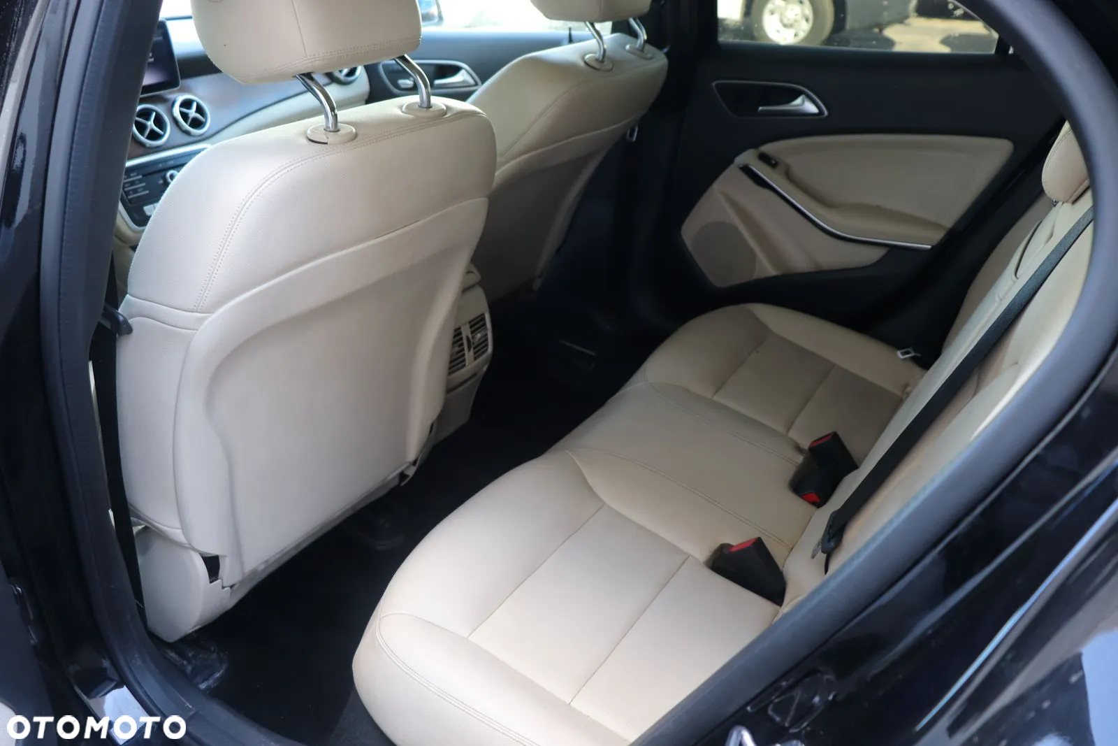 Mercedes-Benz GLA - 12