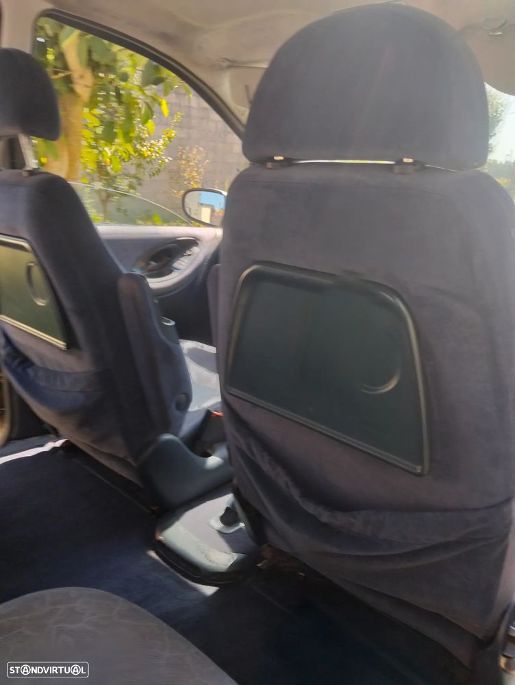 Ford Galaxy - 10