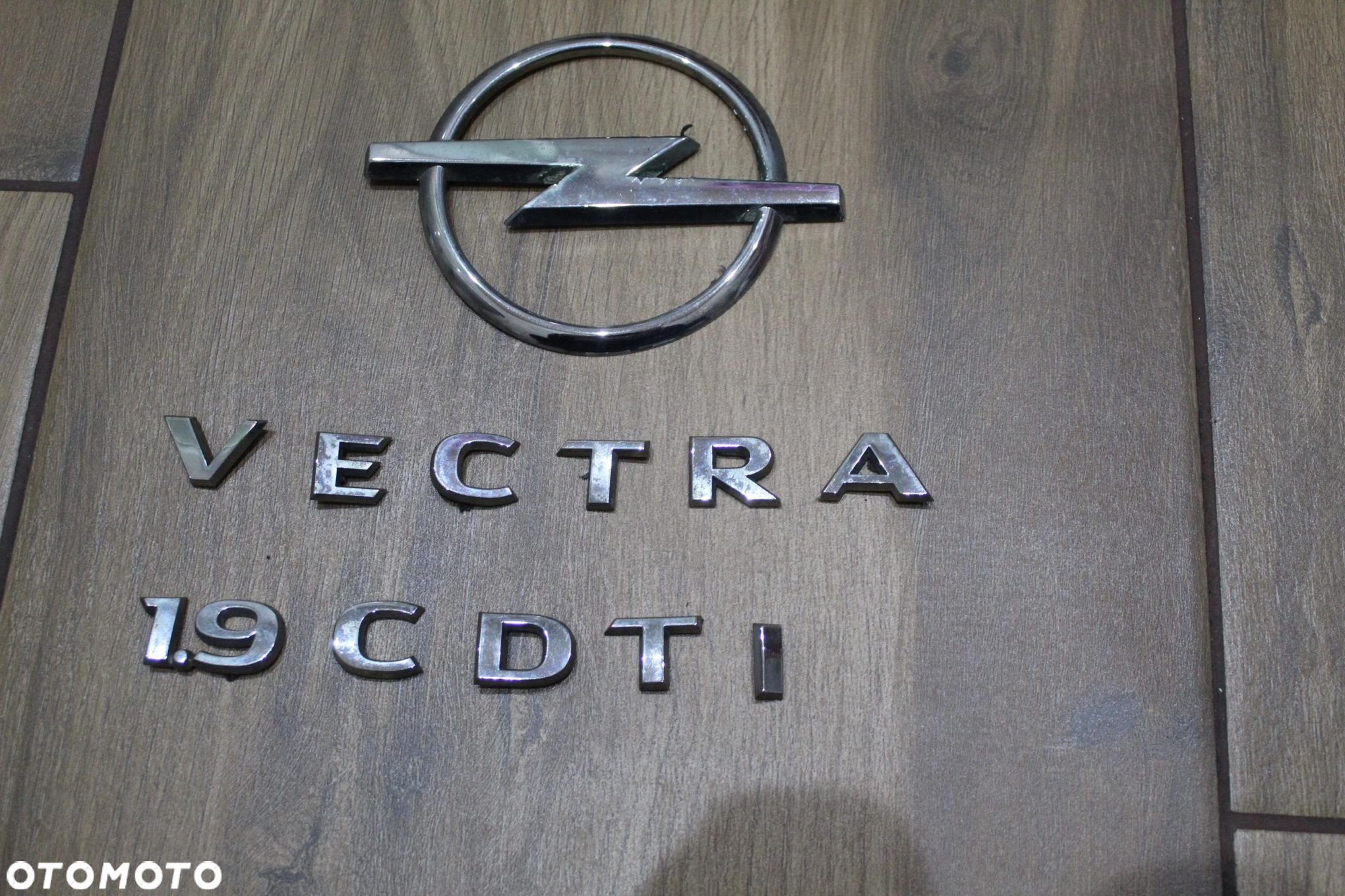ZNACZEK EMBLEMAT KLAPY TYŁ OPEL VECTRA C - 2