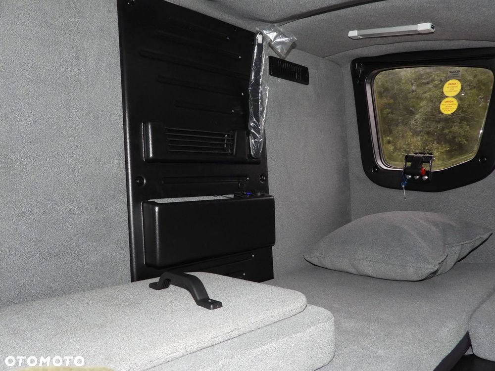 Iveco DAILY 35S18 KONTENER HI-MATIC WINDA 8 PALET TEMPOMAT NAWIGACJA LEDY PNEUMATYKA AUTOMAT HI-MATIC KLIMATYZACJA  180KM - 40