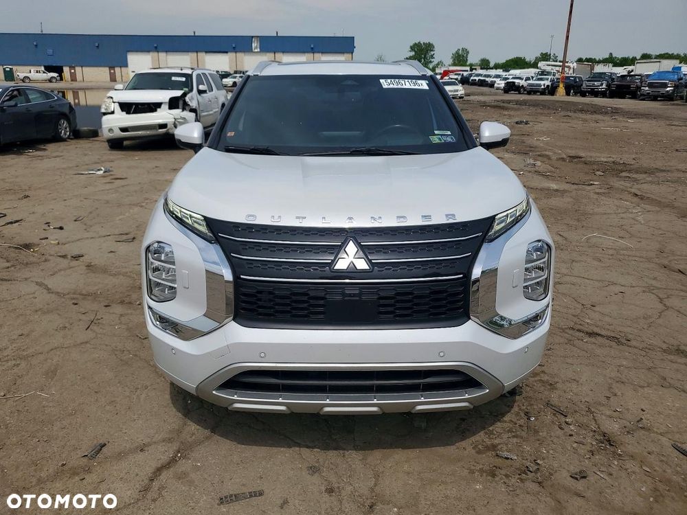 Mitsubishi Outlander - 2