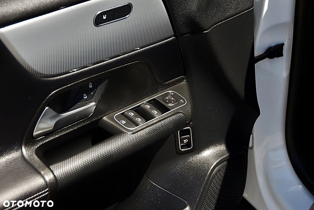 Mercedes-Benz GLB 200 7G-DCT - 31