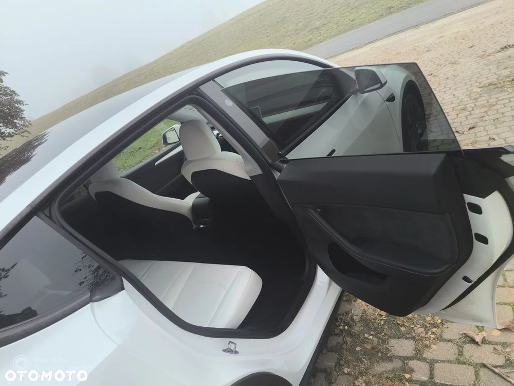 Tesla Model Y Long Range Dual Motor AWD - 24