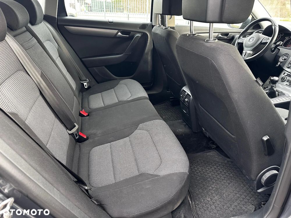 Volkswagen Passat 2.0 TDI DPF BlueMotion Technology Comfortline - 16