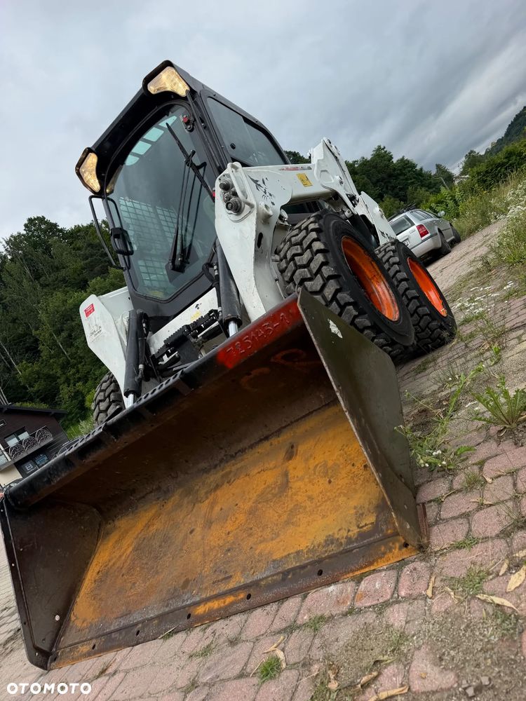 Bobcat S530. Ładowarka 4x4 wózek terenowy. Łyżka. Pełne sterowanie z dżojstika jazda i praca. Aktualne serwisy DEKRA 2026r. Silnik Kubota 4cyl 55km. Maszyna Jak Nowa z Salonu! Pochodzi z Norweskiego Gospodarstwa! 2020 rok 1724 mtg! Zero luzów i wycieków. Bardzo mocna i wydajna maszyna o małych gabarytach! Idealna do stajni oraz Budownictwa. OKAZJA TANIO 3 wyjścia Hydrauliczne pod urządzenia!! Wszystkie opony jak nowe .Kabina ogrzewana pełne szkło + drzwi. Po serwisach. Potężna moc. OKAZJA - 35