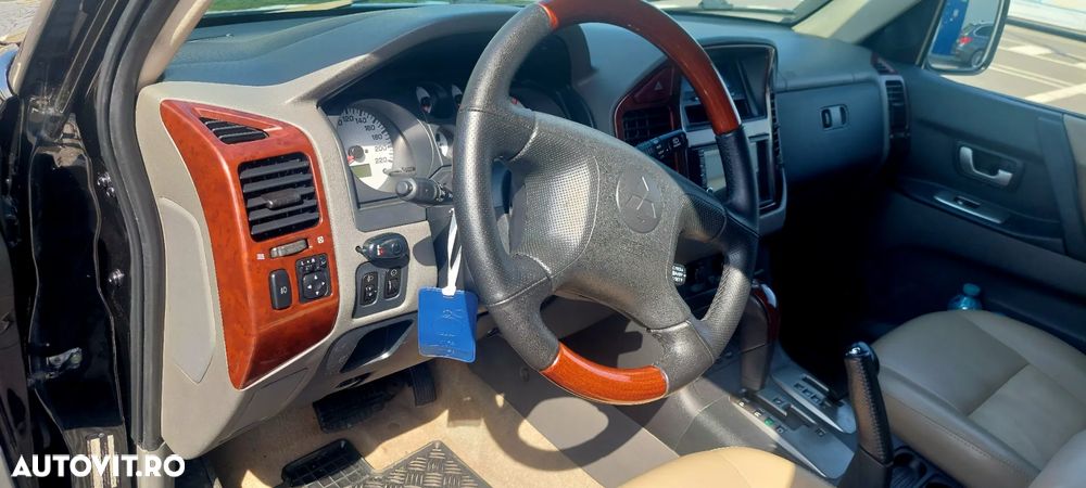 Mitsubishi Pajero - 4