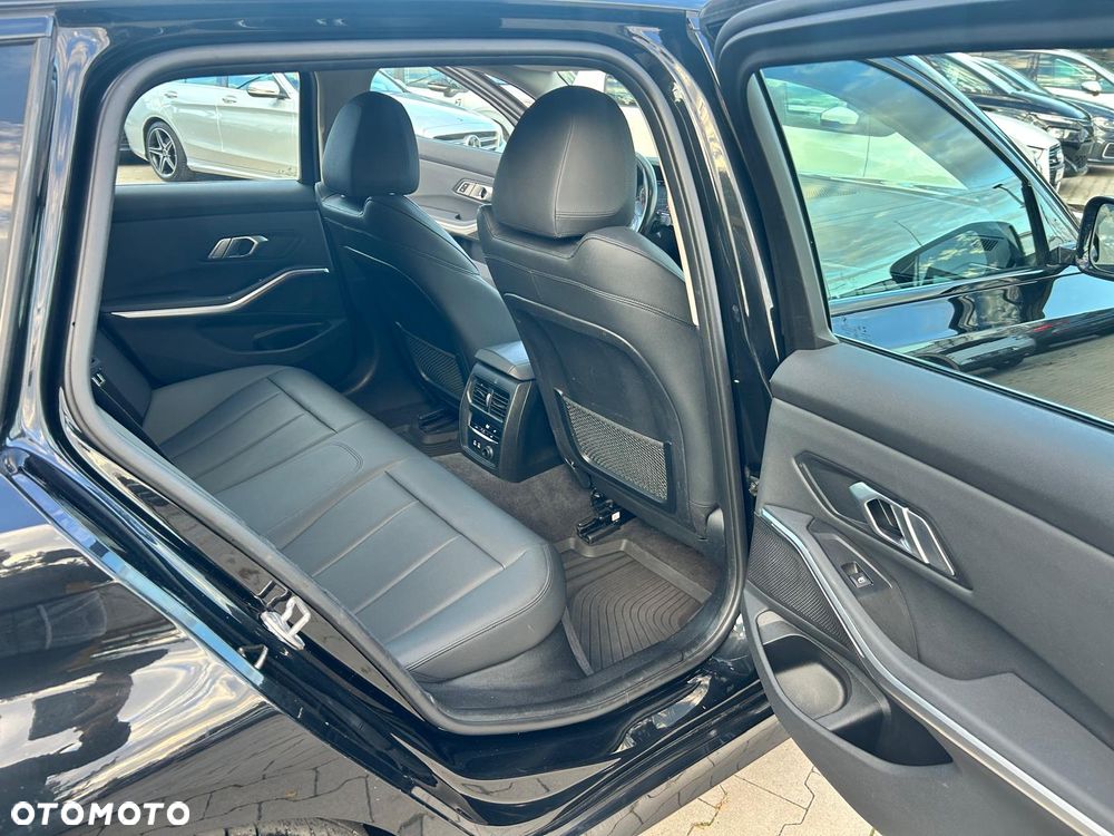 BMW Seria 3 320d xDrive - 26