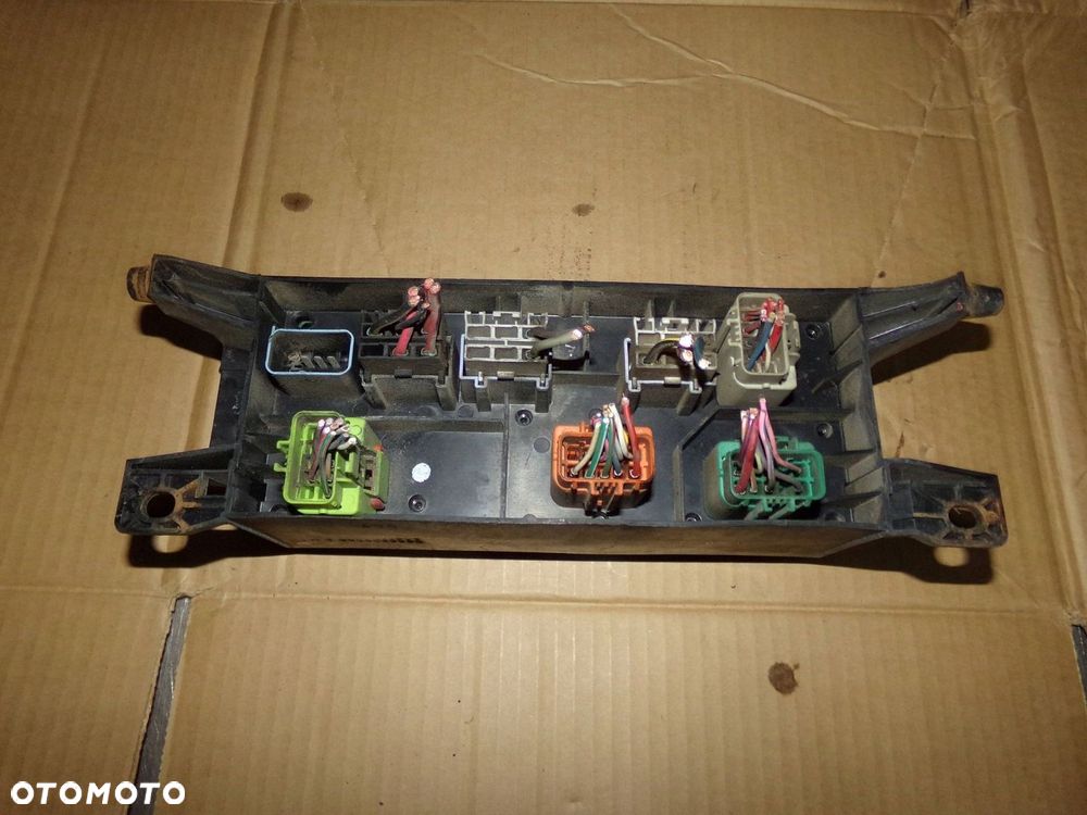 SKRZYNKA BEZPIECZNIKÓW 04868093AA VOYAGER 2.4 B - 4