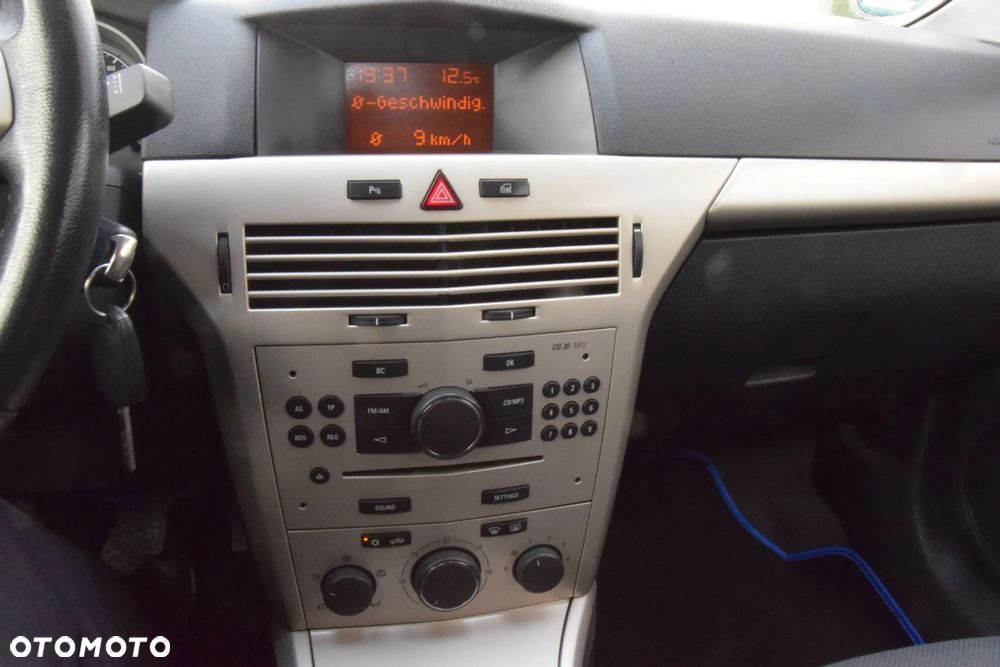 Opel Astra GTC 1.6 Black&White - 32