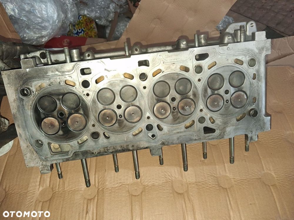 Głowica silnika Opel Vectra C Zafira B 1.9 CDTI 46822135 - 3