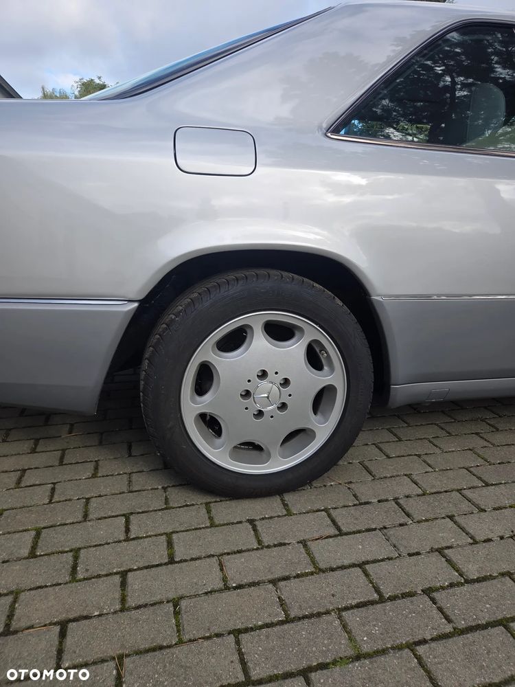 Mercedes-Benz W124 1990 photo 4