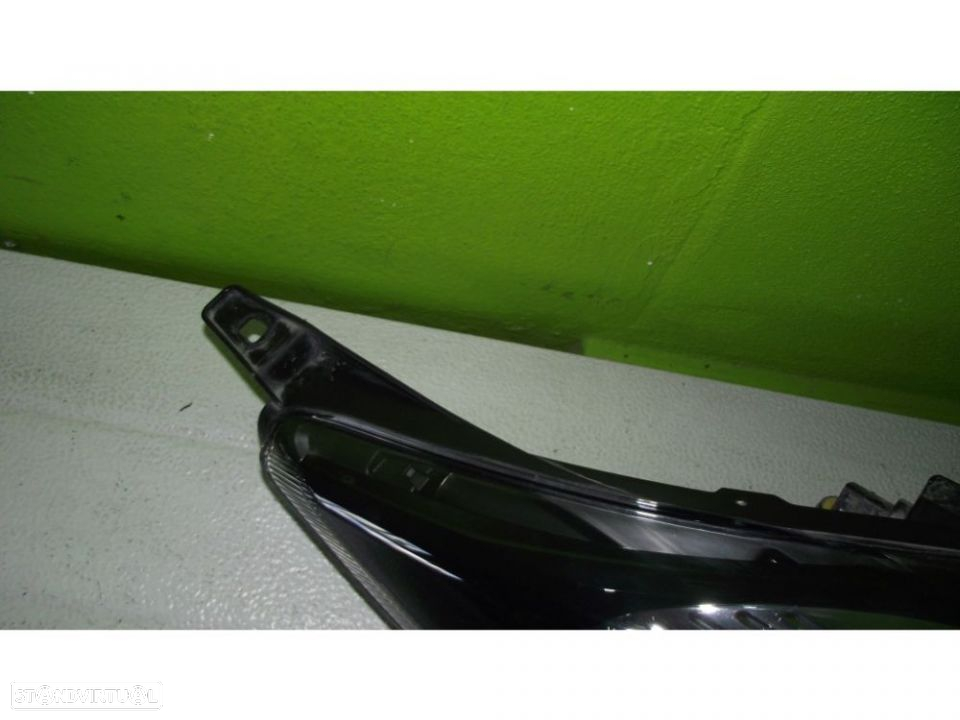 Farol Direito Ford Fiesta - 2008 / 2013 - 2