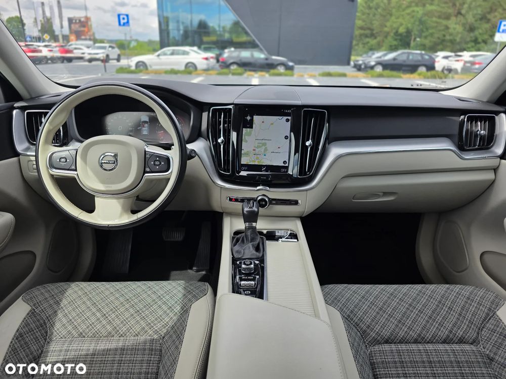 Volvo XC 60 T4 Momentum Pro - 11