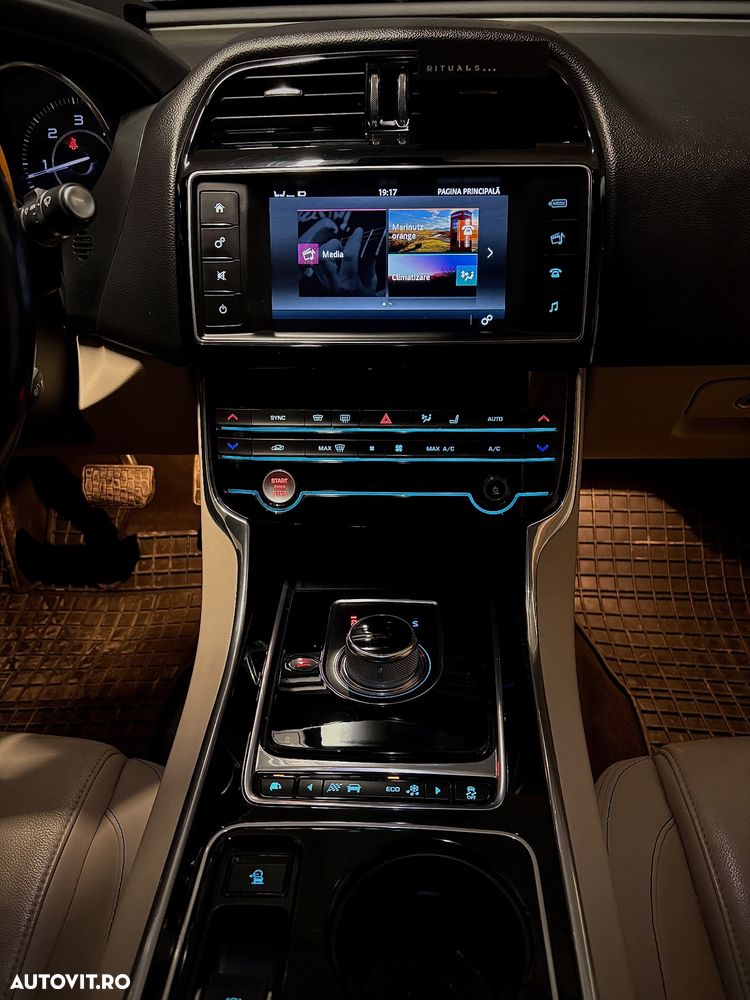 Jaguar XE 2.0 Prestige - 16