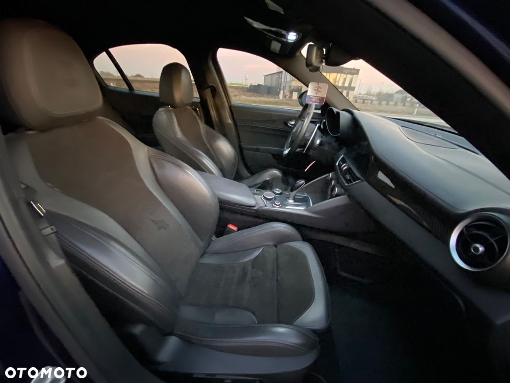 Alfa Romeo Giulia 2.9 V6 Bi-Turbo AT8 Quadrifoglio - 11