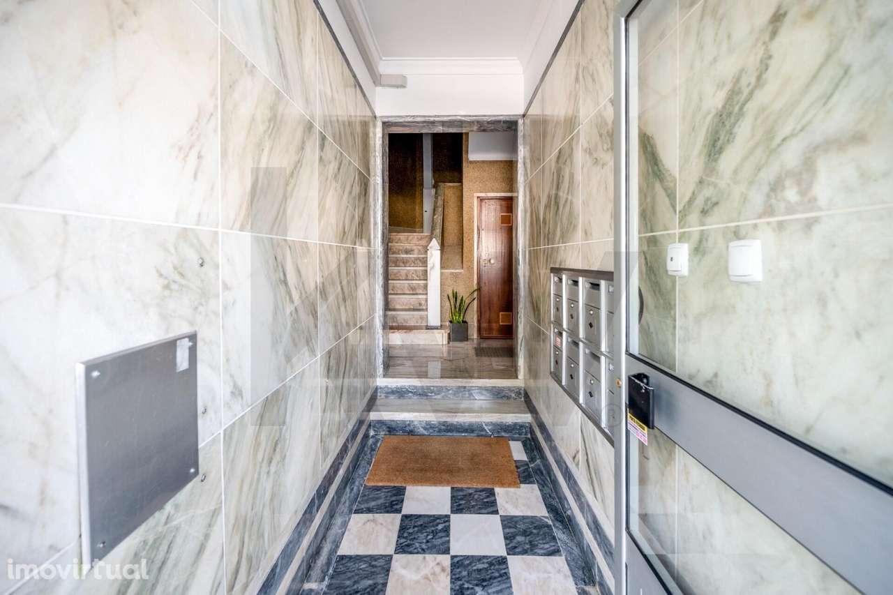 T2 Renovado em Queijas: Luz, Modernidade e Vista Mar - Grande imagem: 3/27