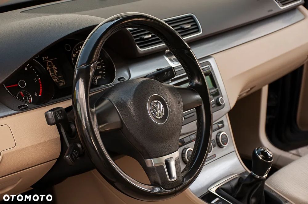 Volkswagen Passat 2.0 TDI Comfortline - 23