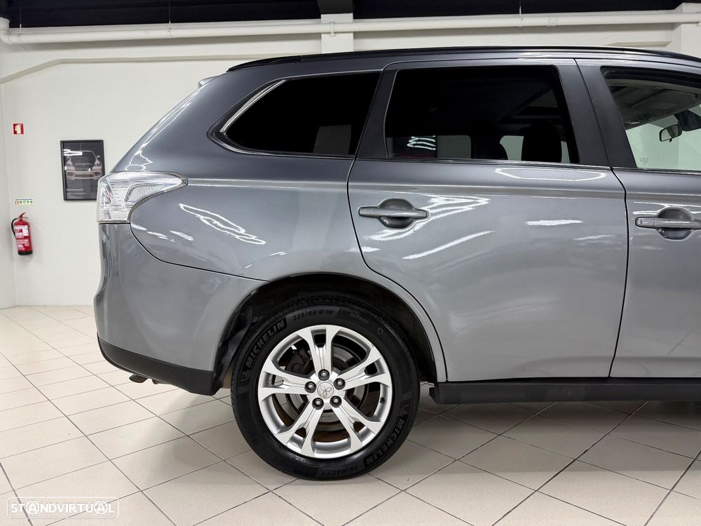 Mitsubishi Outlander 2.2 DI-D Instyle Navi AT 4WD - 4