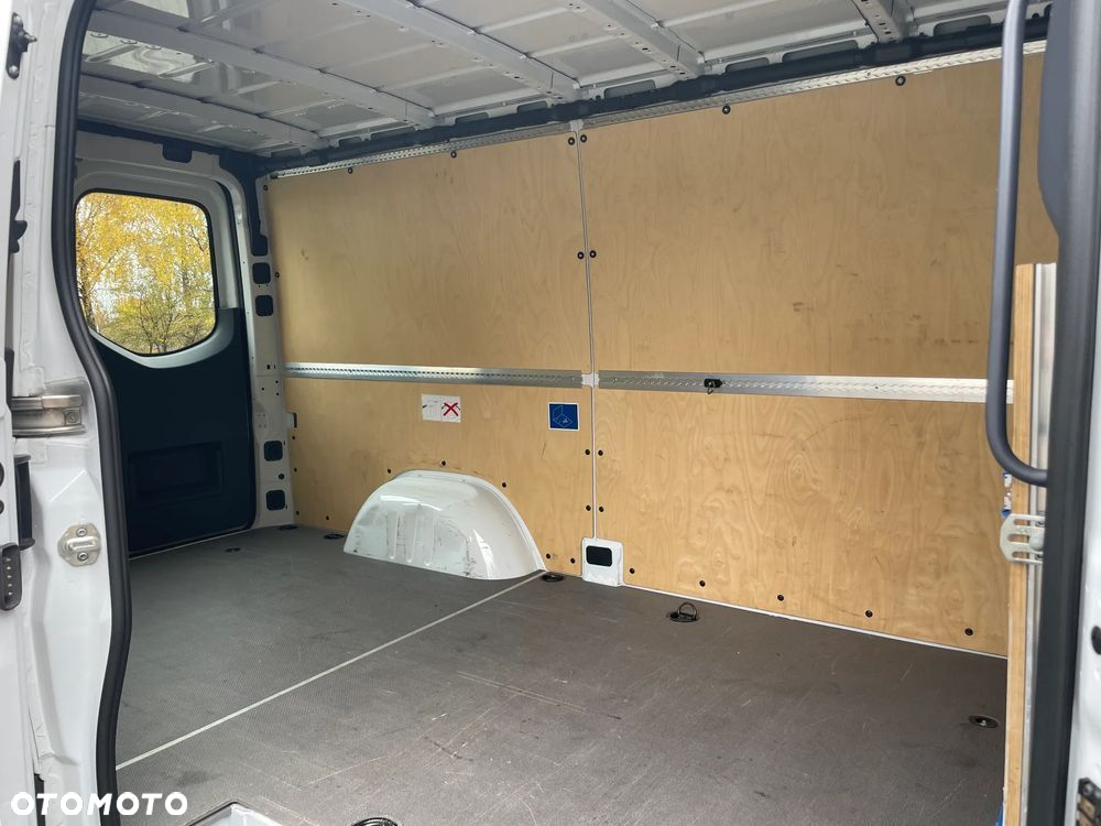 Mercedes-Benz Sprinter - 12