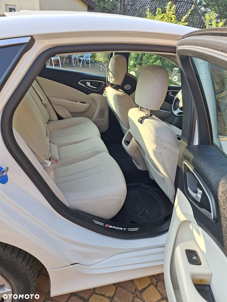 Chrysler 200 - 6