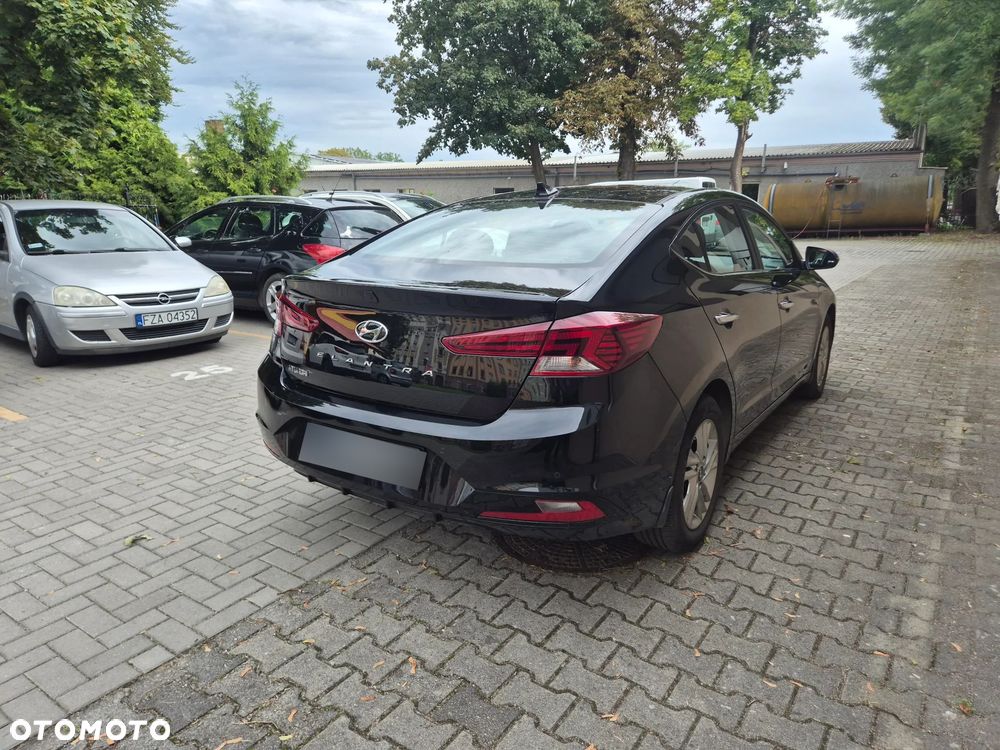 Hyundai Elantra 1.6 Comfort - 11