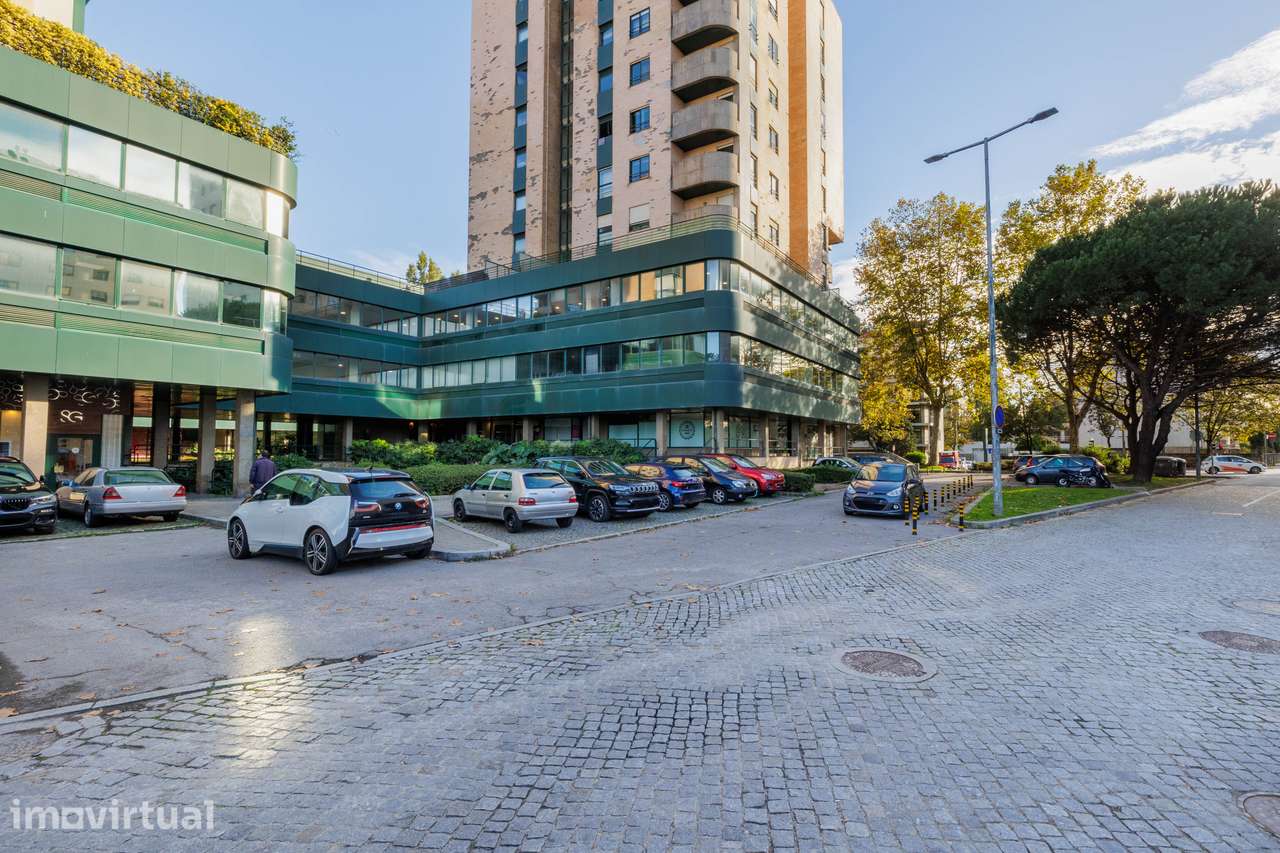 Escritório c/ 127m2 para arrendar no Edifício do Lago - Pinheiro Manso - Grande imagem: 3/16