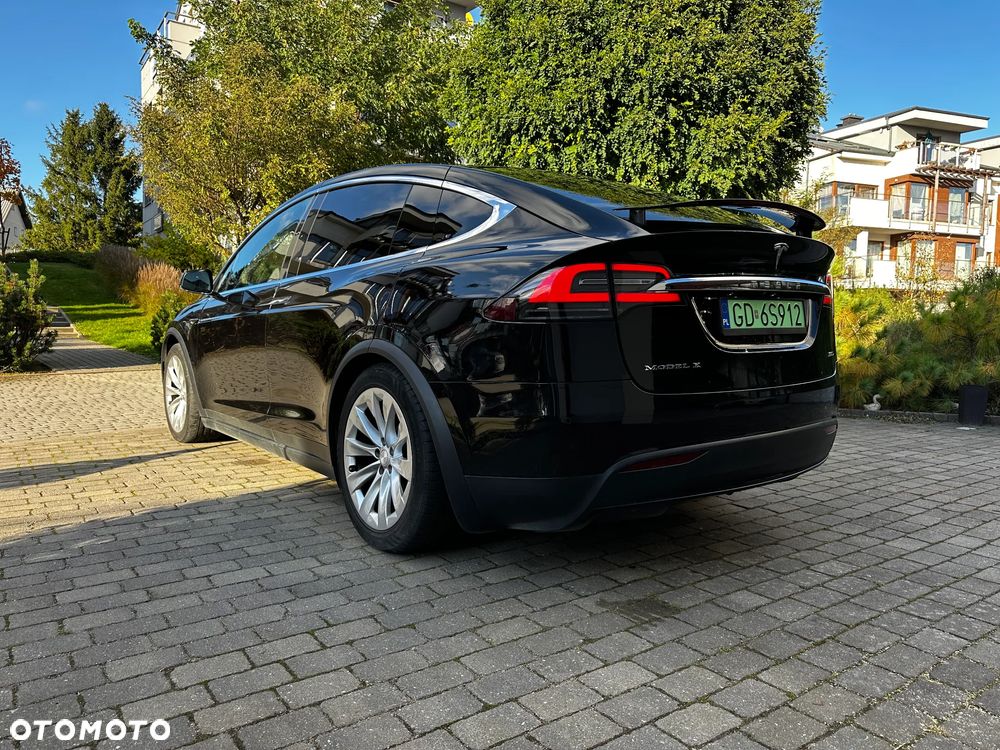 Tesla Model X - 12
