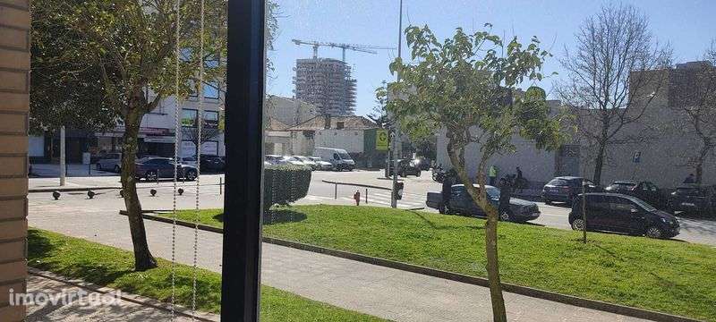 Loja Espetacular 2 montras na Avenida principal de Leça da Palmeira - Grande imagem: 4/7