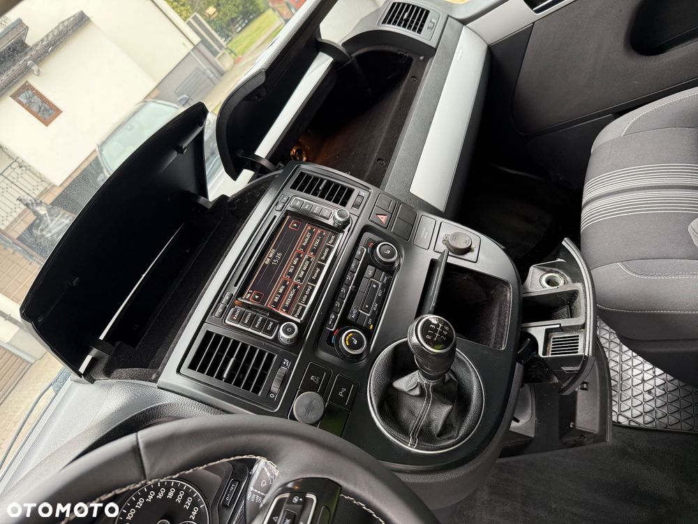 Volkswagen Multivan - 23