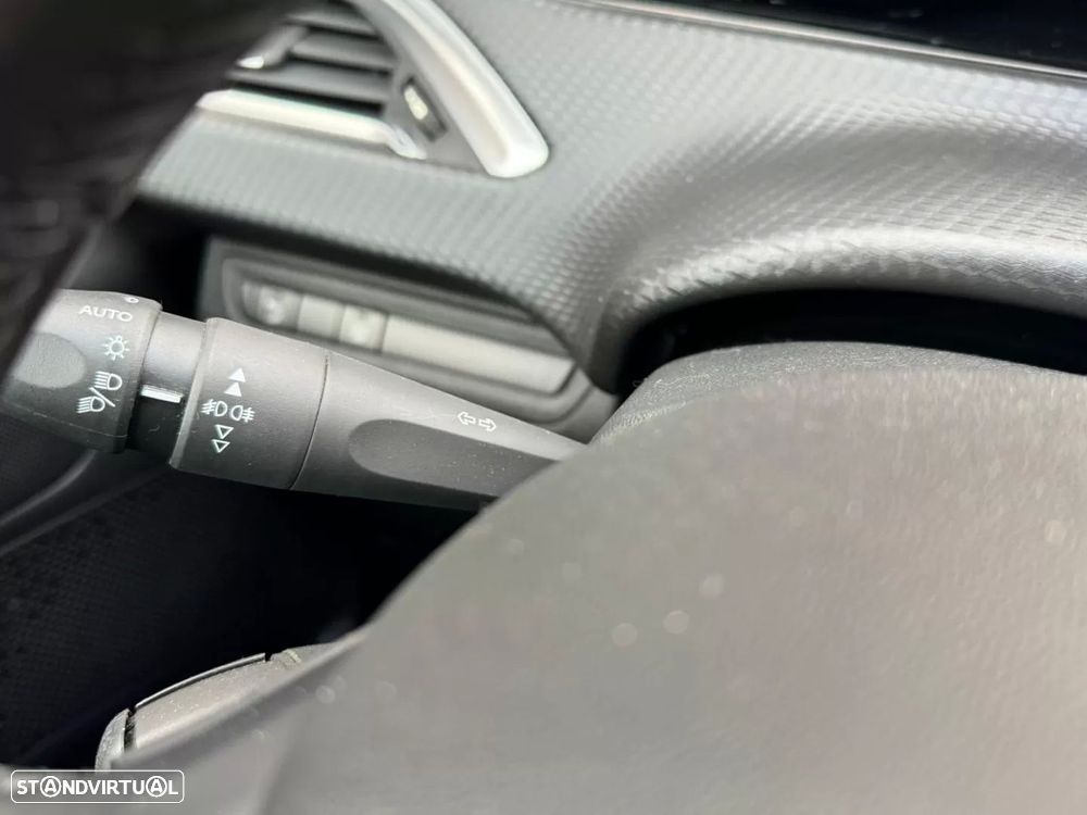 Peugeot 2008 1.2 PureTech Signature - 10