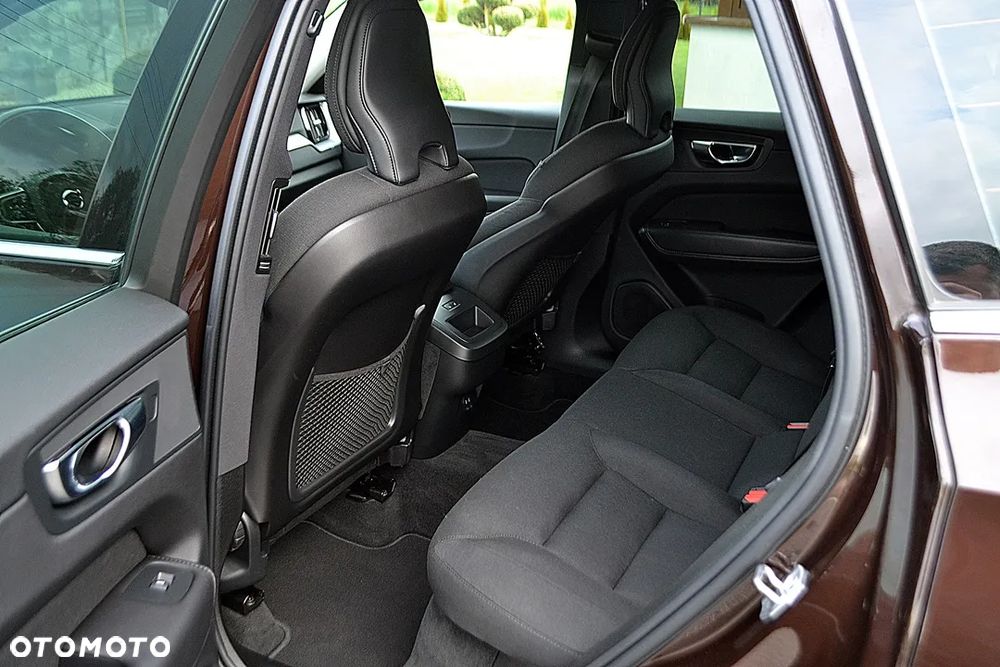 Volvo XC 60 B4 D Momentum Pro - 12