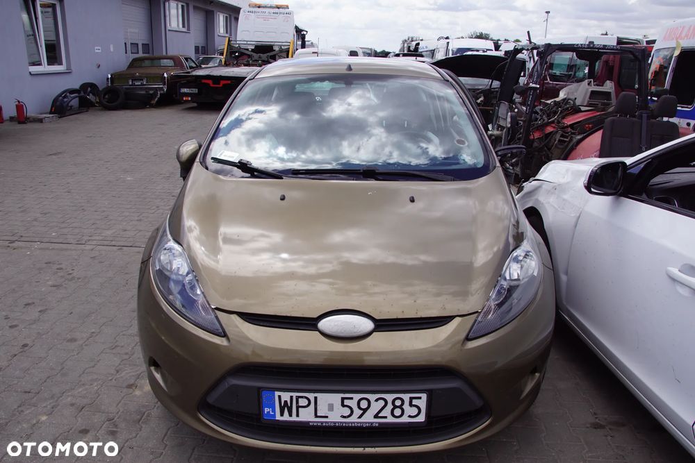 Auto na części - Ford Fiesta MK7 1.25 82 KM SNJA 8A6R-7002-JK CFSC 2012R Silnik Skrzynia Drzwi Maska Błotnik Zderzak Klapa Lampa Lusterko Lampa Szyba Deska Kokpit Sterownik Moduł Czujnik Licznik Panel Kierownica - 9