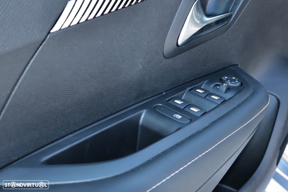 Peugeot 208 1.2 PureTech Allure - 15