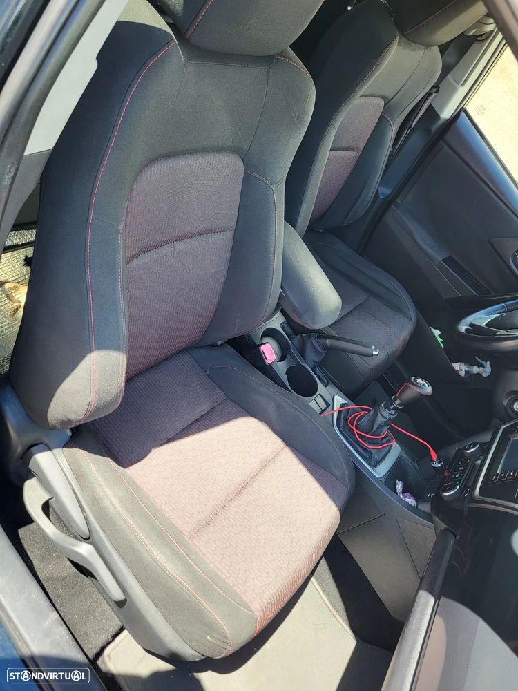 Toyota Auris Touring Sports 1.4 D-4D Com+P.Sport - 13
