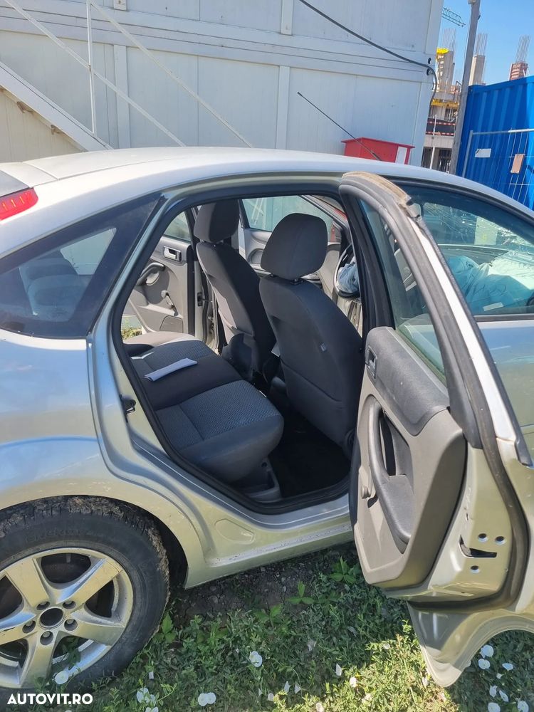 Ford Focus 1.4i Trend - 15