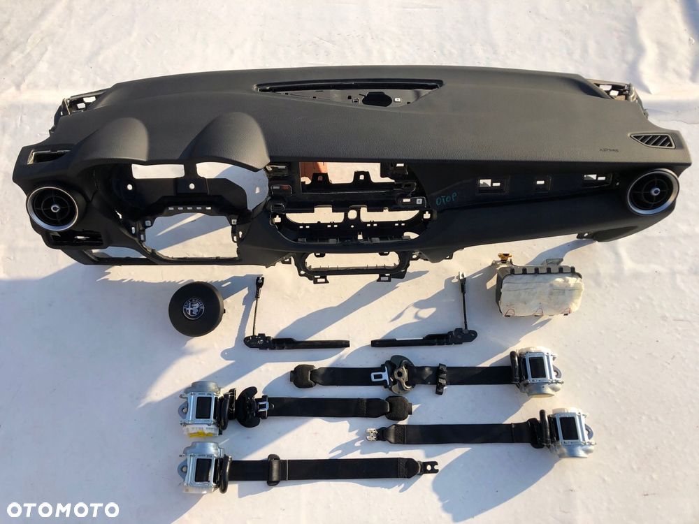 alfa roemo stelvio deska kokpit konsola poduszki - 1