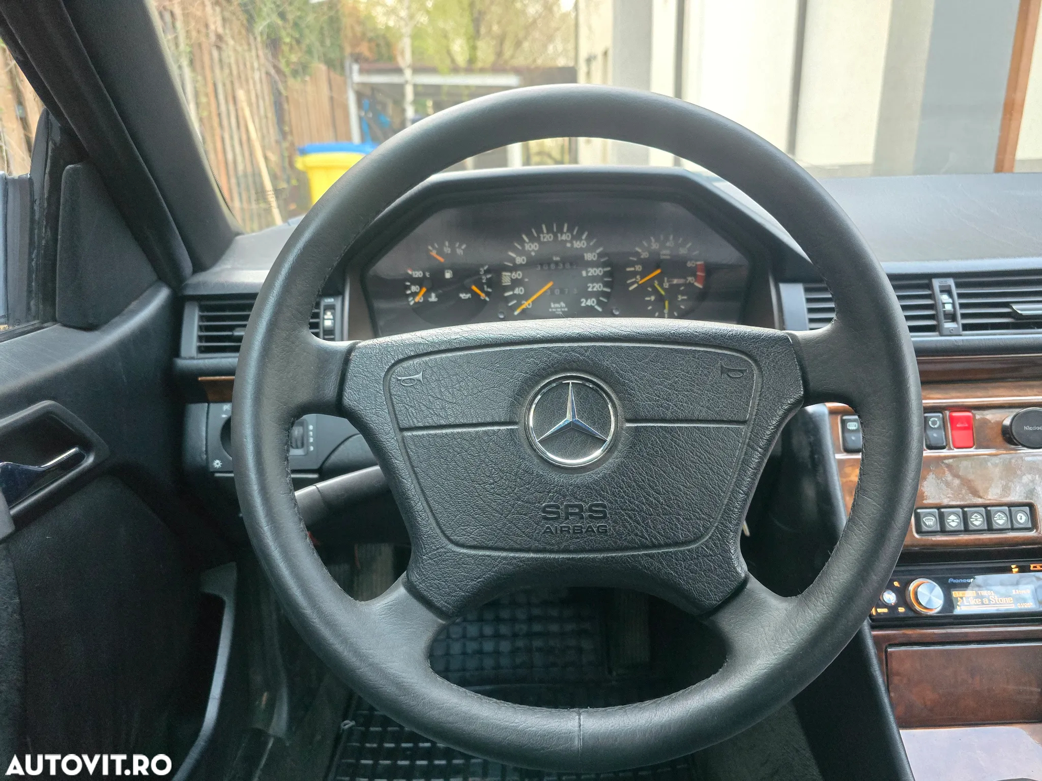 Mercedes-Benz E - 12