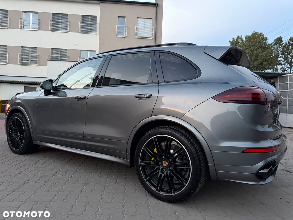 Porsche Cayenne Turbo S - 12