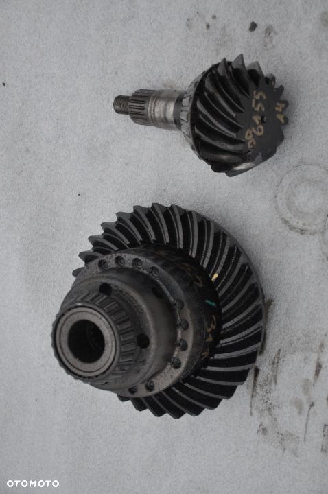 DYFERENCJAŁ WAŁEK KOŁO TALERZOWE PRZOD  JOHN DEERE 6155R - 2