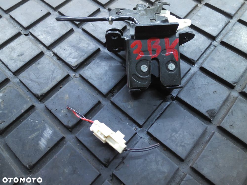 ZAMEK TYLNEJ KLAPY MAZDA 3 BK 03-08r HB 5D - 1