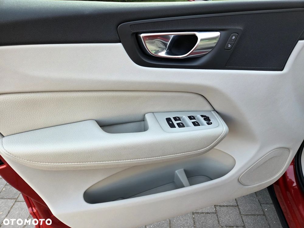Volvo XC 60 B4 B Geartronic Momentum Pro - 24