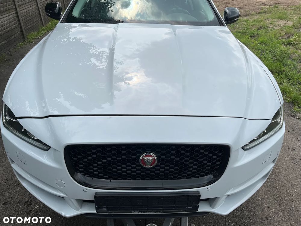 Jaguar XE 2.0 T R-Sport - 4