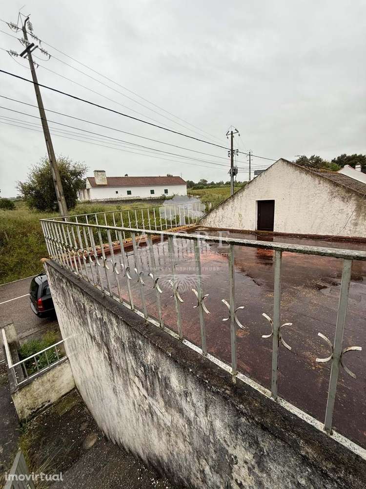 Moradia Térrea em Mora com Quintal, Garagem e Terraço – Para Recuperar - Grande imagem: 4/22