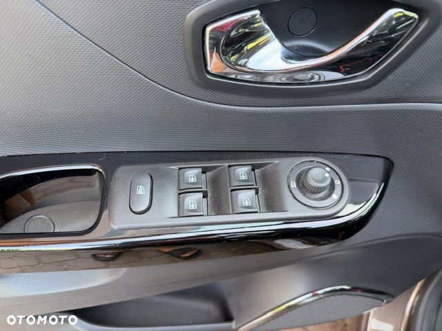 Renault Captur 1.2 TCe Helly Hansen EDC - 11