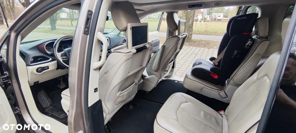 Chrysler Pacifica - 40