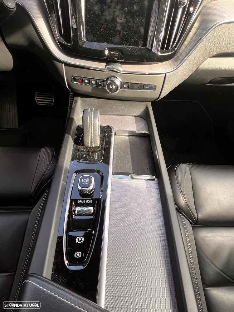 Volvo XC 60 2.0 T6 PHEV R-Design AWD - 12