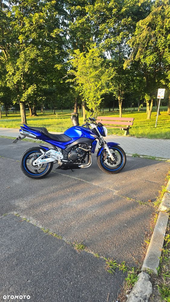 Suzuki GSR - 4