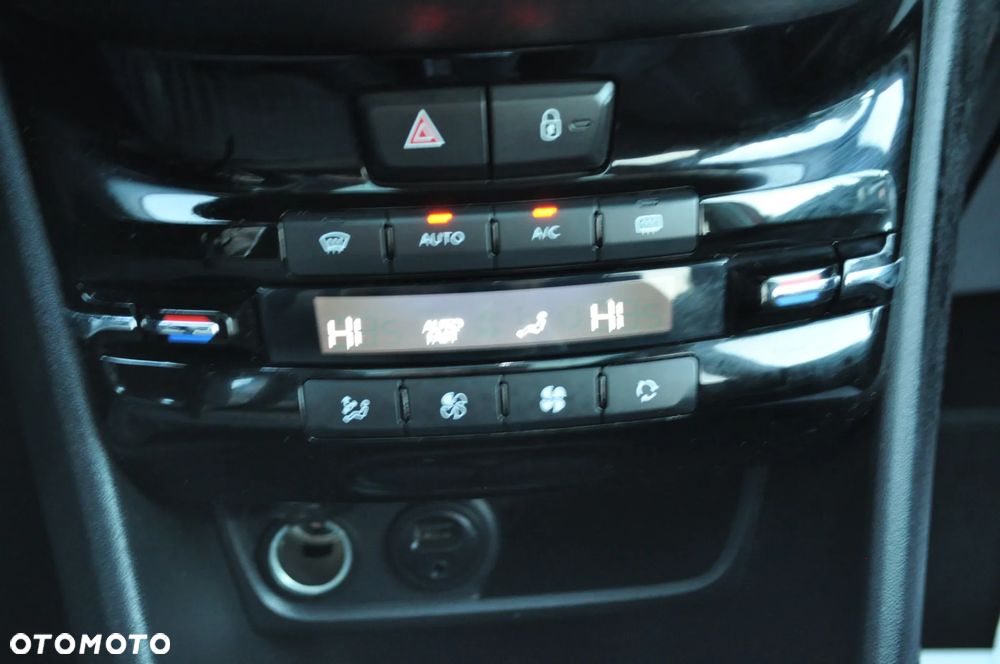 Peugeot 2008 1.2 Pure Tech Allure S&S - 24