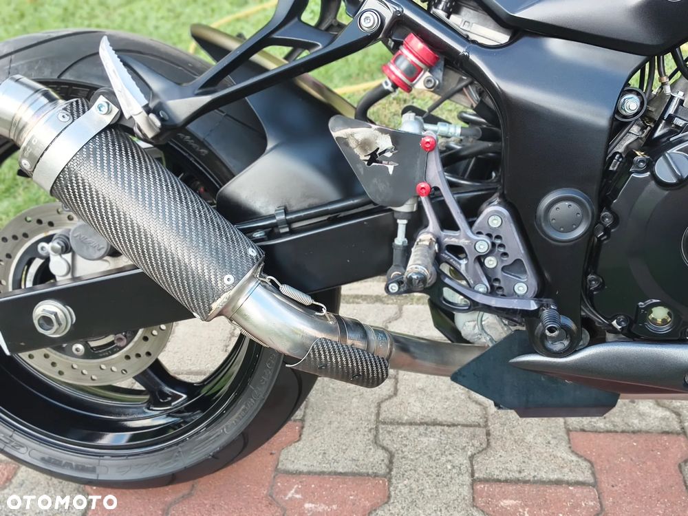 Suzuki GSR - 13